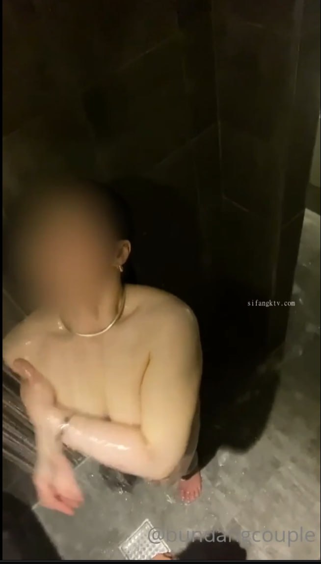 颜值气质很不错的白领美女下班背着男友和公司业务经理酒店偷情,性感苗条,抱着双腿激烈猛插